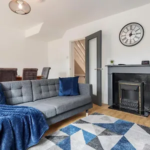 Carlile House - 5 Bedroom, Sleeps 8, Free Parking, 2 Bathrooms By Damask Homes Holiday home